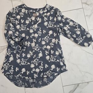 Chico’s Blue & White Floral Print Blouse Size 0 (S/4)